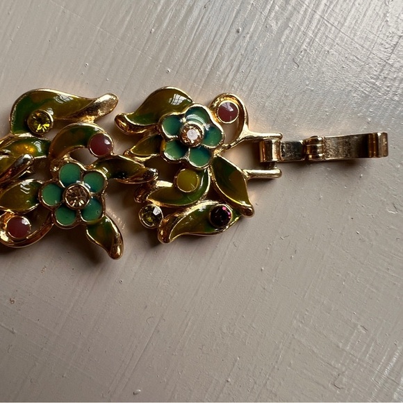 Monet Vintage Enameled & Gold plate 8" stamped bracelet w/ clasp.Mint condition - Picture 5 of 9